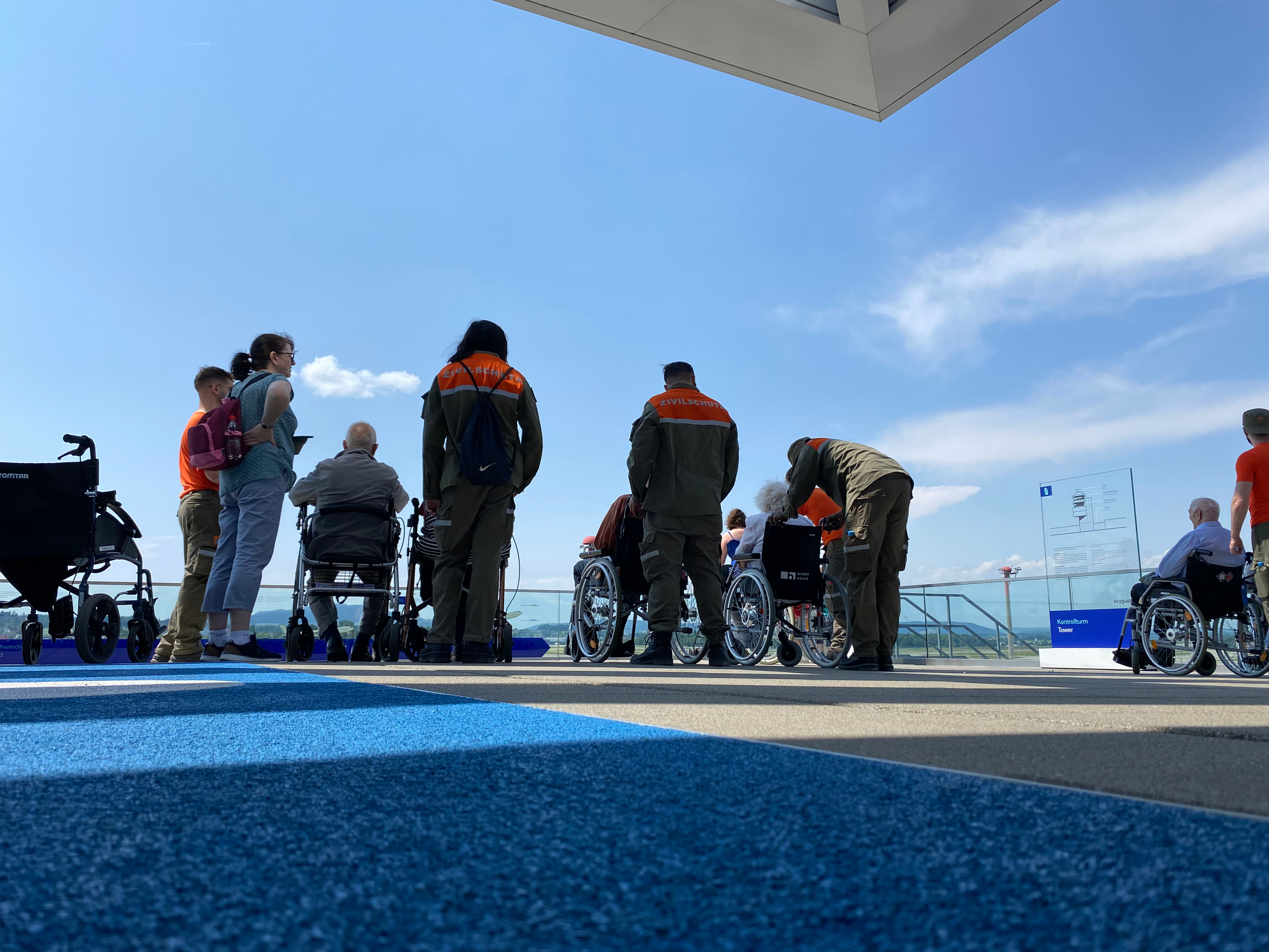 Betreuer auf Terasse02.jpg